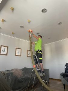 Naprawa ocieplenia poddasza bez demontażu płyt gk